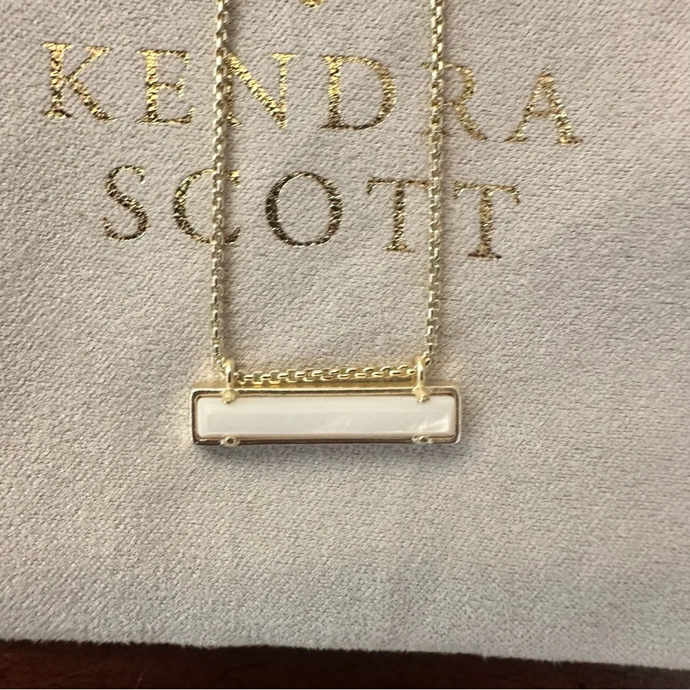 Kendra Scott Leanor Gold Pendant Necklace in White Pearl